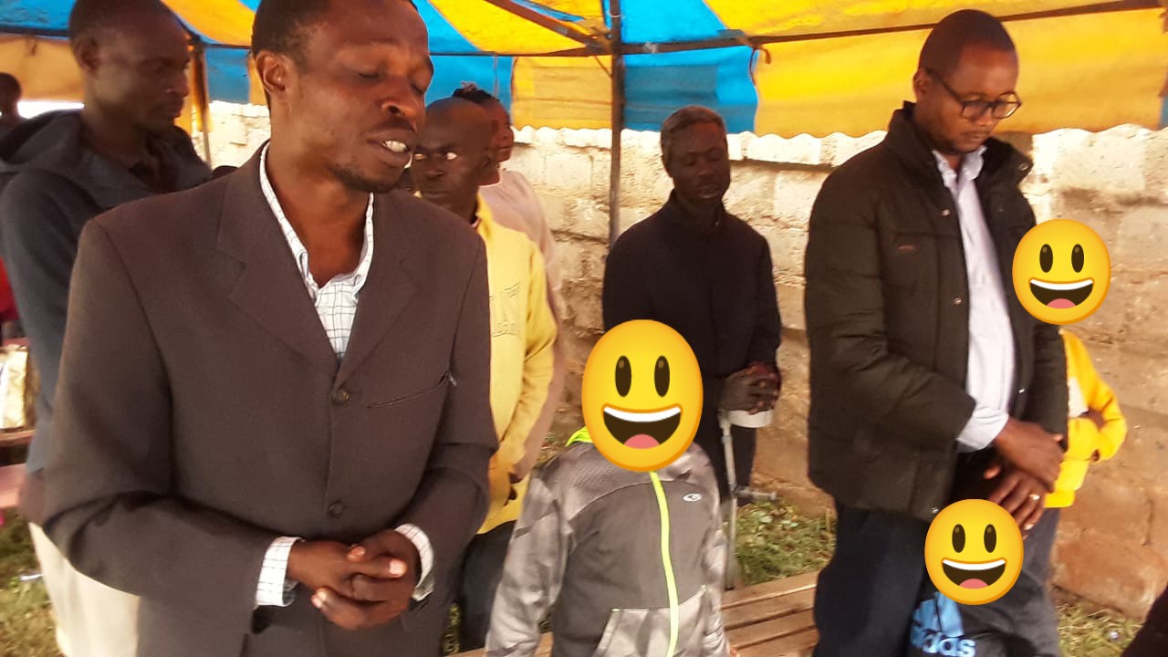 the congragation praying